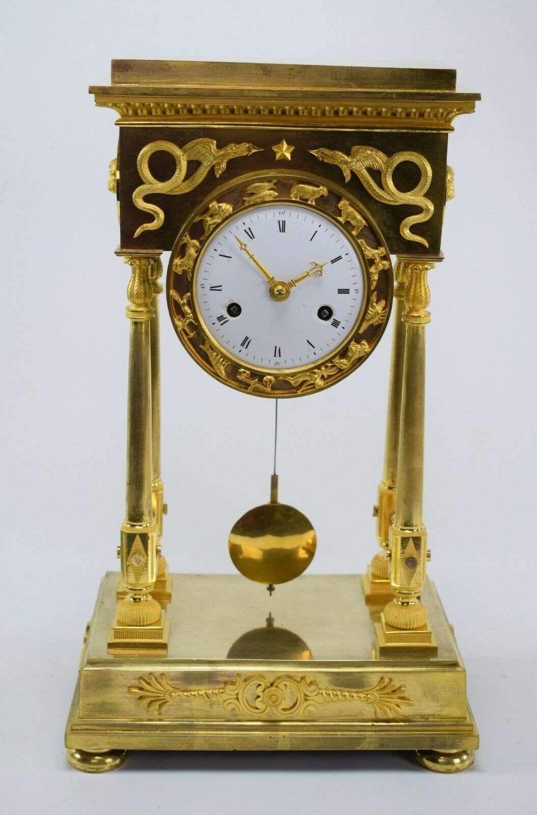 Feuervergoldete Empire Bronze Pendule Kaminuhr Portaluhr Tierkreiszeichen c.1800 – Detail