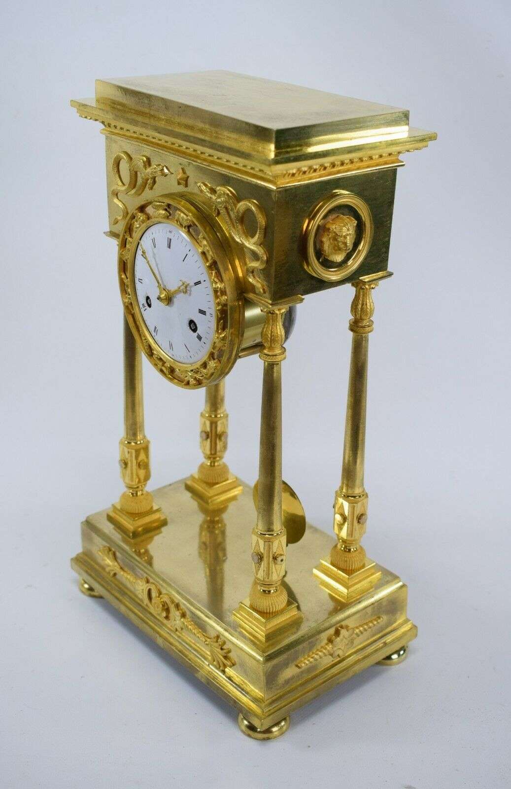 Feuervergoldete Empire Bronze Pendule Kaminuhr Portaluhr Tierkreiszeichen c.1800 – Detail