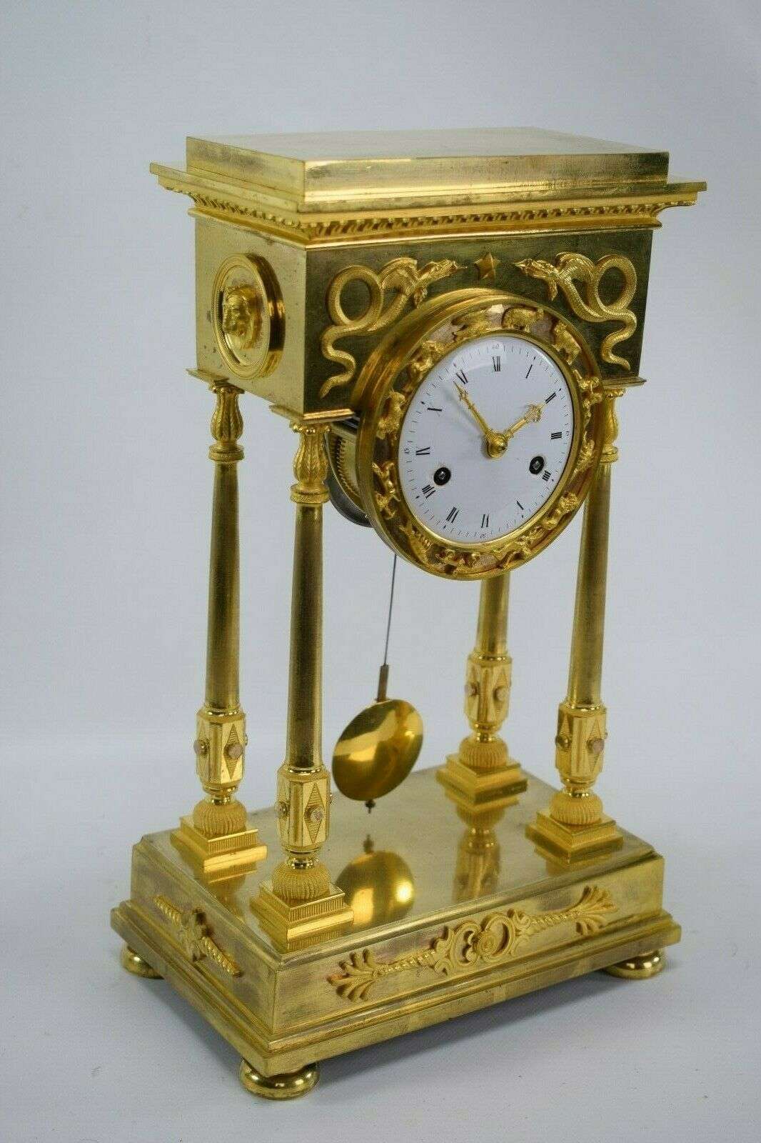 Feuervergoldete Empire Bronze Pendule Kaminuhr Portaluhr Tierkreiszeichen c.1800 – Detail