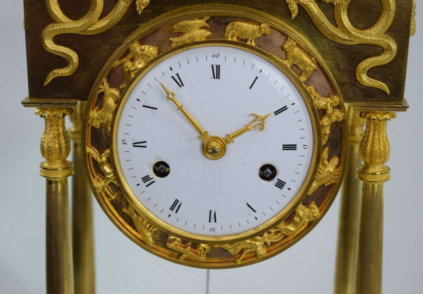 Feuervergoldete Empire Bronze Pendule Kaminuhr Portaluhr Tierkreiszeichen c.1800 – Detail