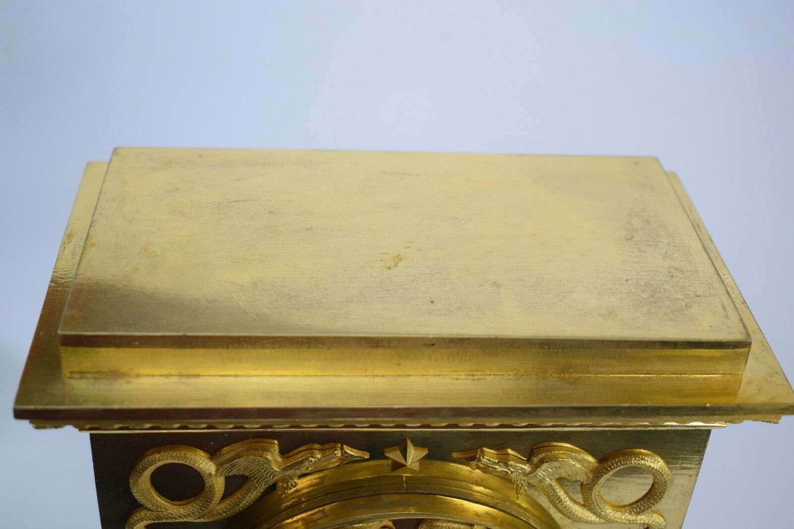 Feuervergoldete Empire Bronze Pendule Kaminuhr Portaluhr Tierkreiszeichen c.1800 – Detail