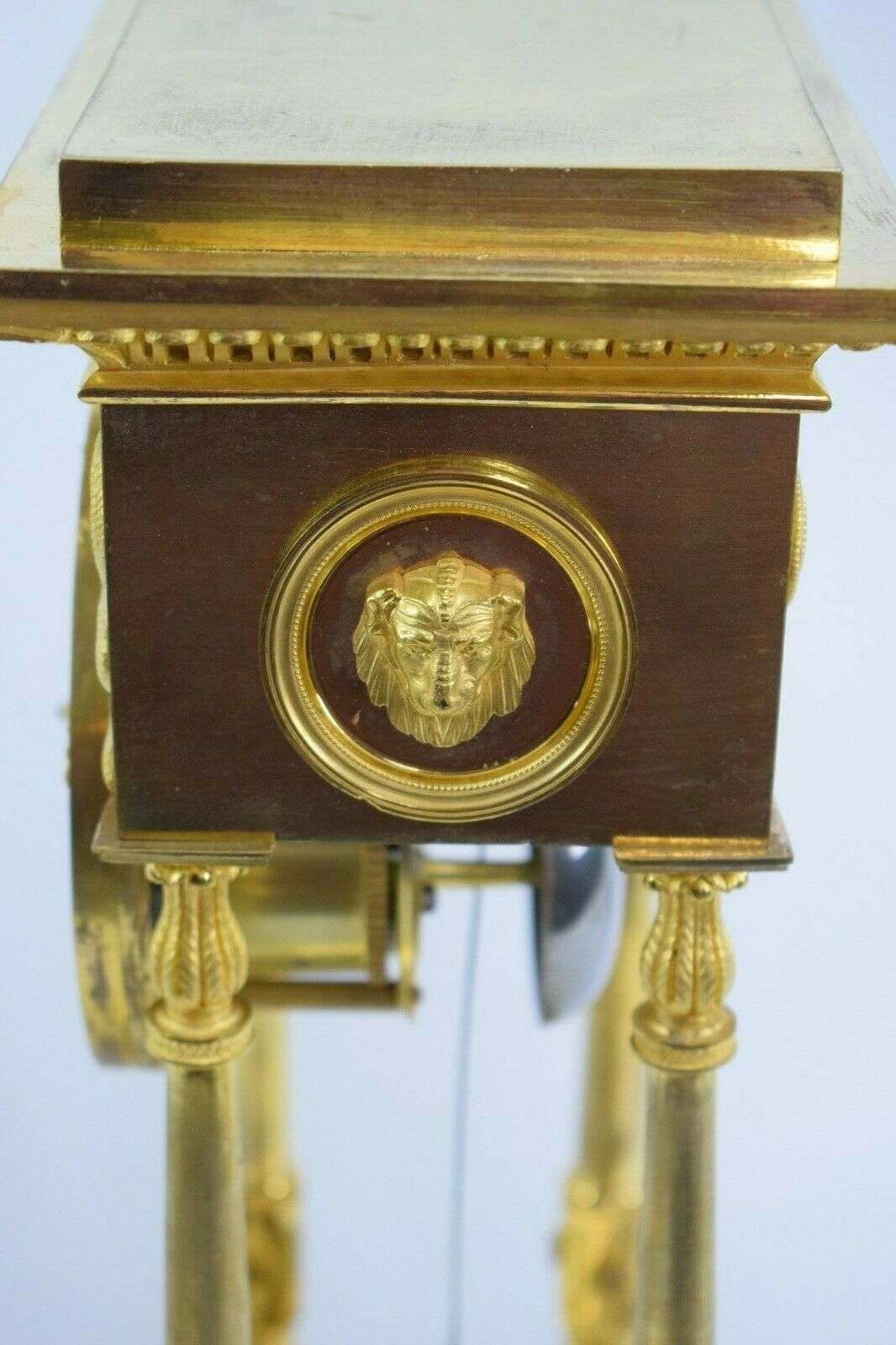 Feuervergoldete Empire Bronze Pendule Kaminuhr Portaluhr Tierkreiszeichen c.1800 – Detail