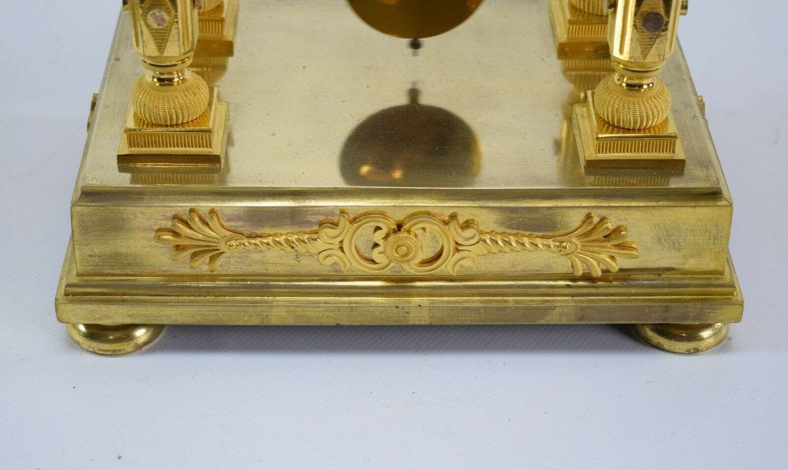 Feuervergoldete Empire Bronze Pendule Kaminuhr Portaluhr Tierkreiszeichen c.1800 – Detail