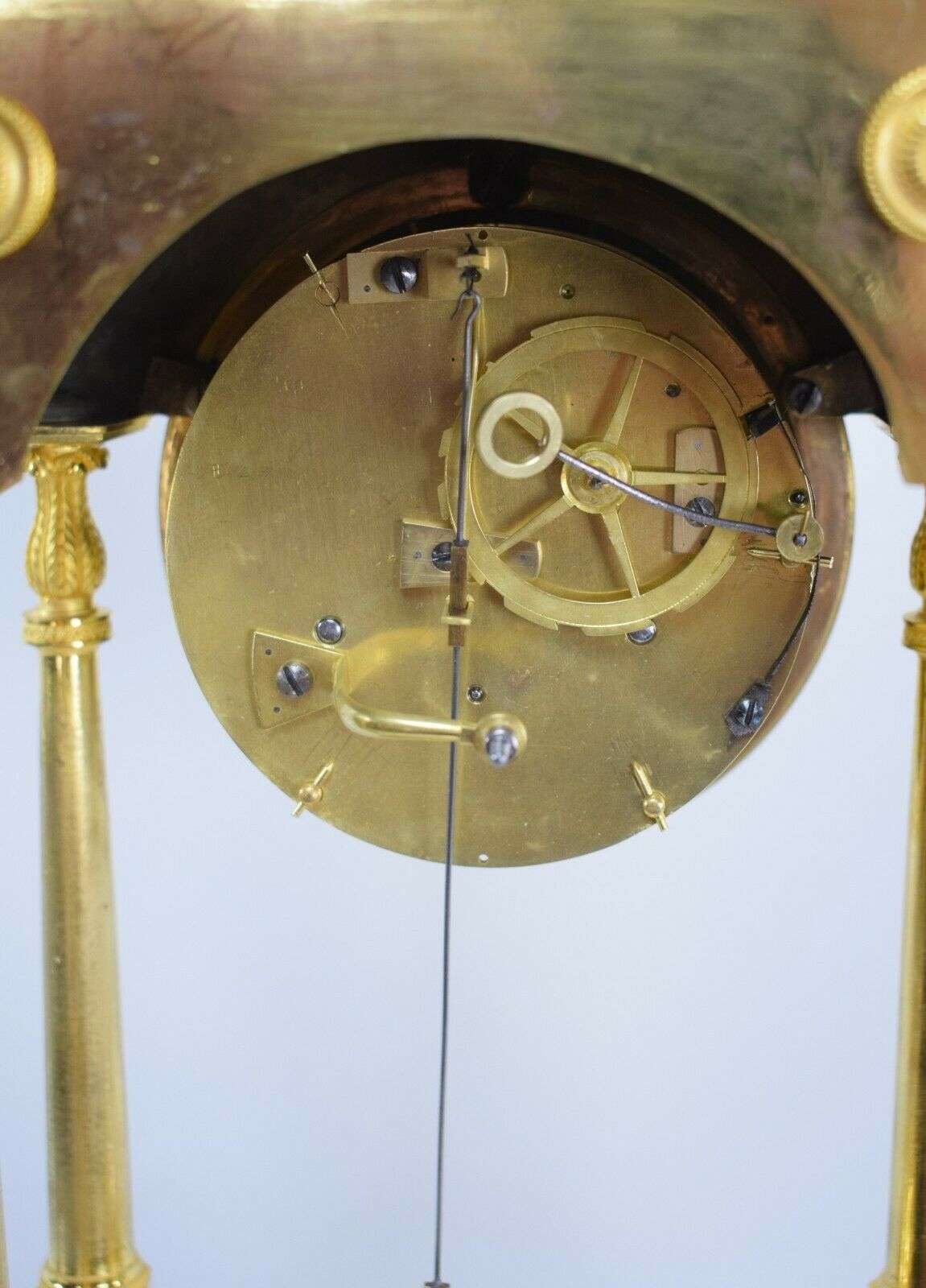 Feuervergoldete Empire Bronze Pendule Kaminuhr Portaluhr Tierkreiszeichen c.1800 – Detail