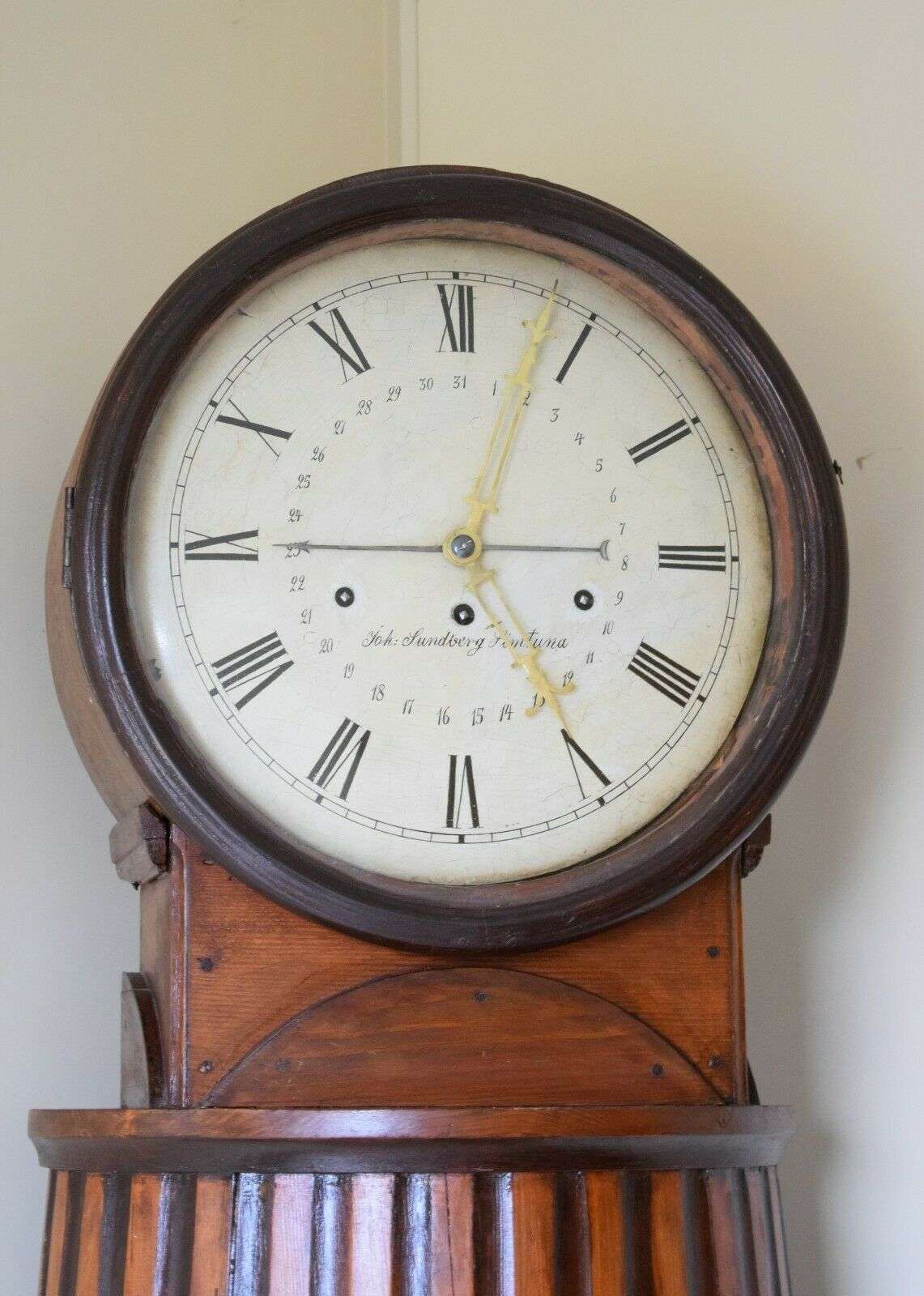 Schwedische Säulen-Standuhr mit 4/4 Schlag und Datum um 1800 Johan Sundberg – Detail