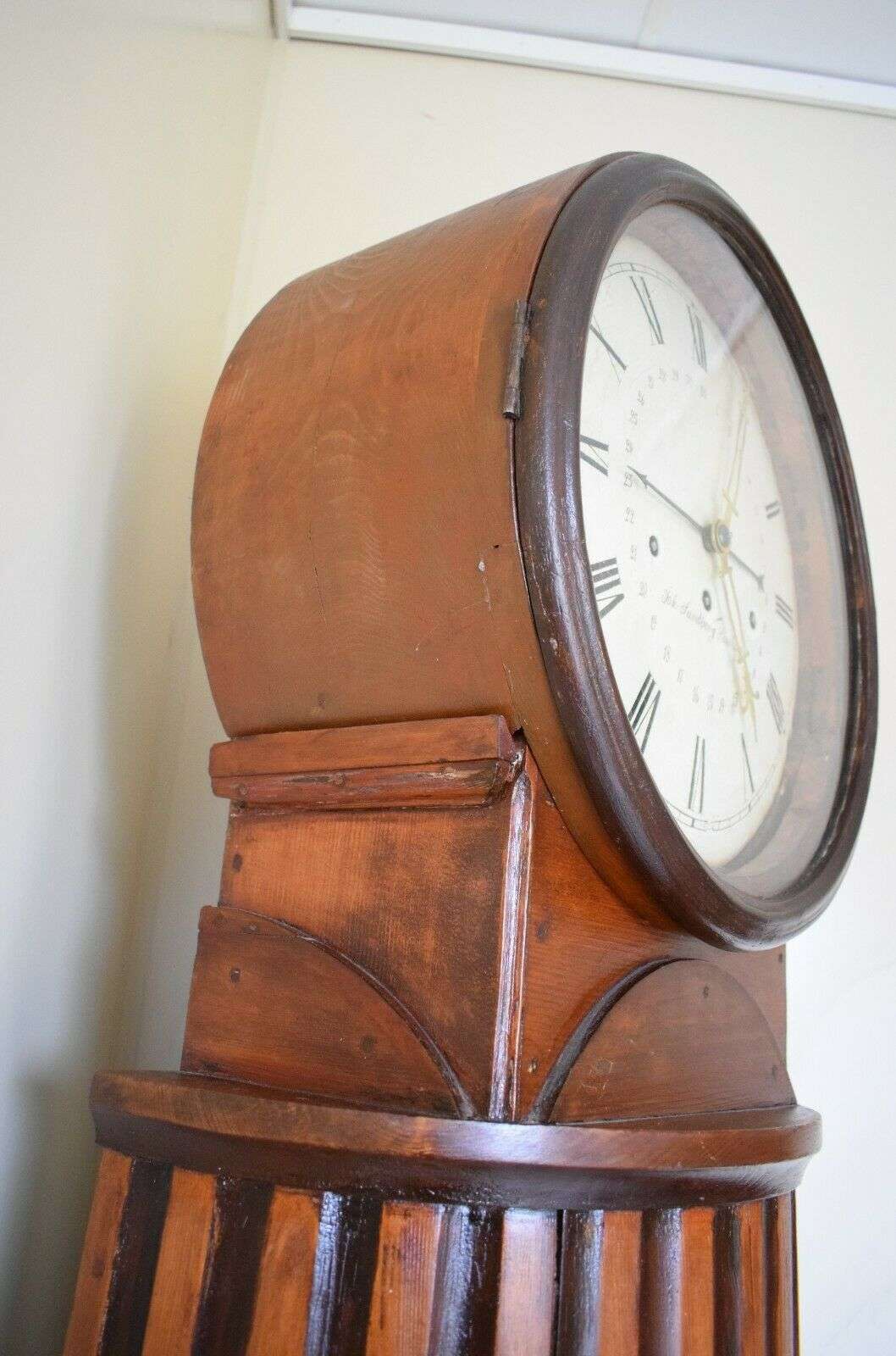 Schwedische Säulen-Standuhr mit 4/4 Schlag und Datum um 1800 Johan Sundberg – Detail