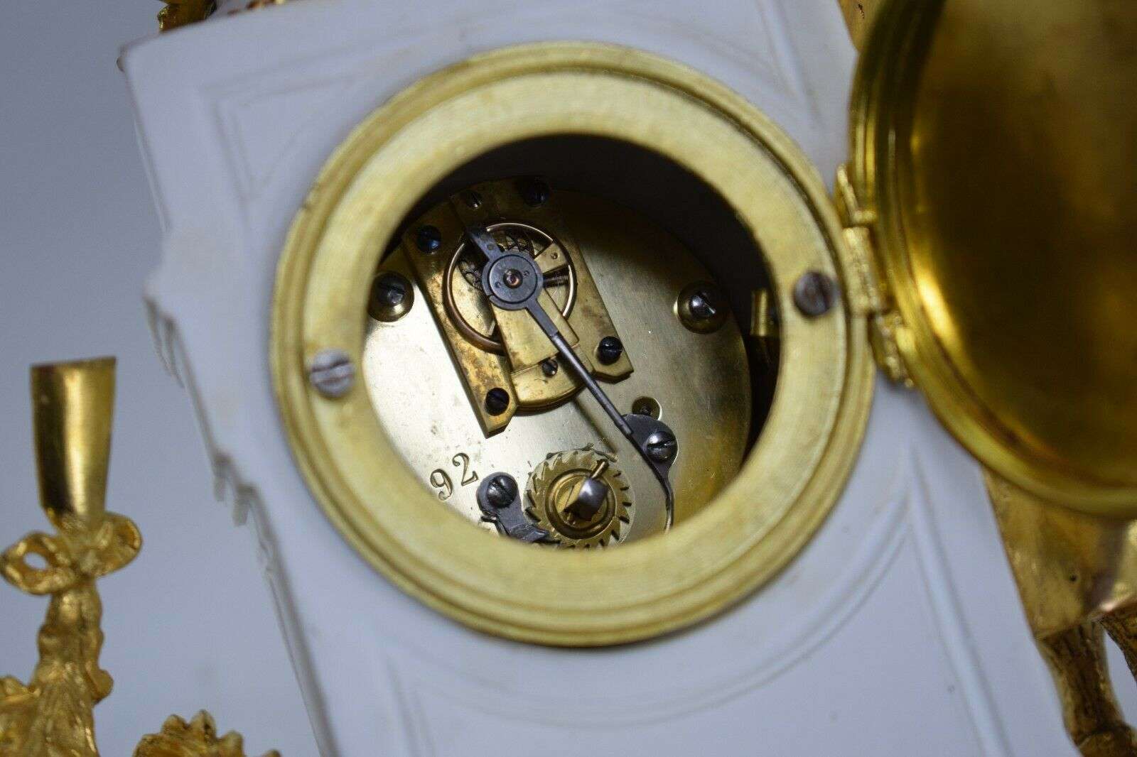 Französische Porzellan Pendule, vergoldete Bronzen Kaminuhr Tischuhr um 1890 – Detail