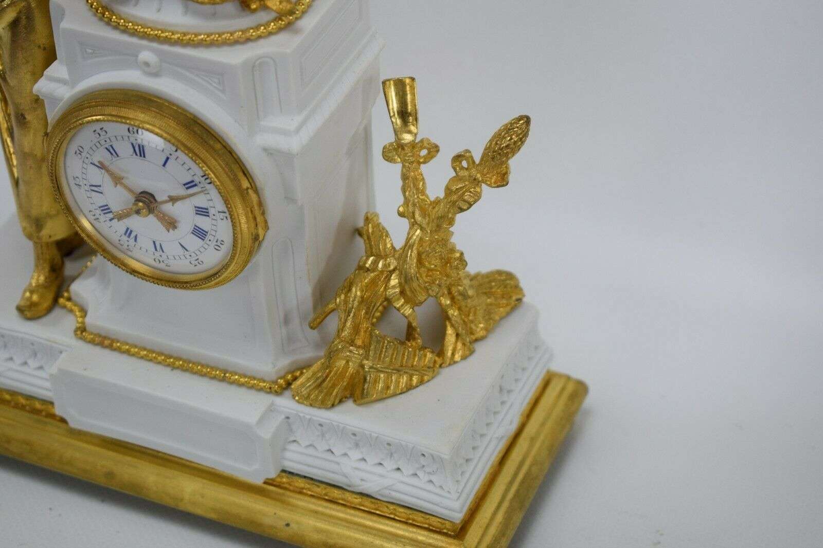 Französische Porzellan Pendule, vergoldete Bronzen Kaminuhr Tischuhr um 1890 – Detail