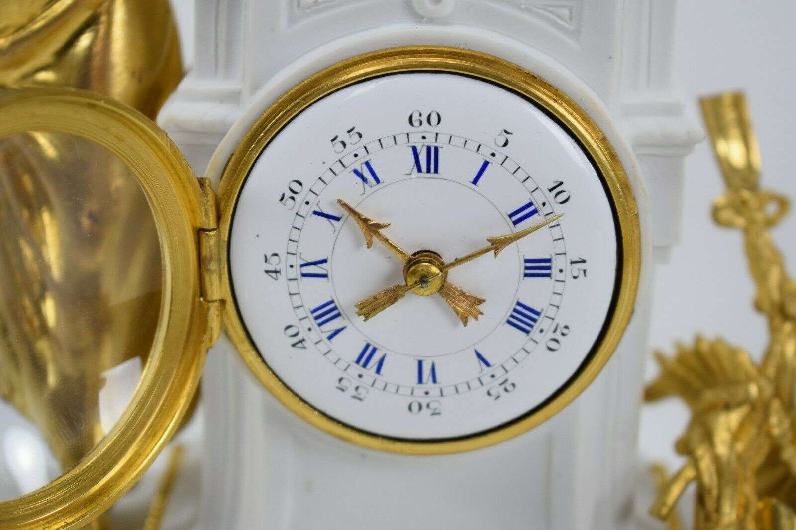 Französische Porzellan Pendule, vergoldete Bronzen Kaminuhr Tischuhr um 1890 – Detail