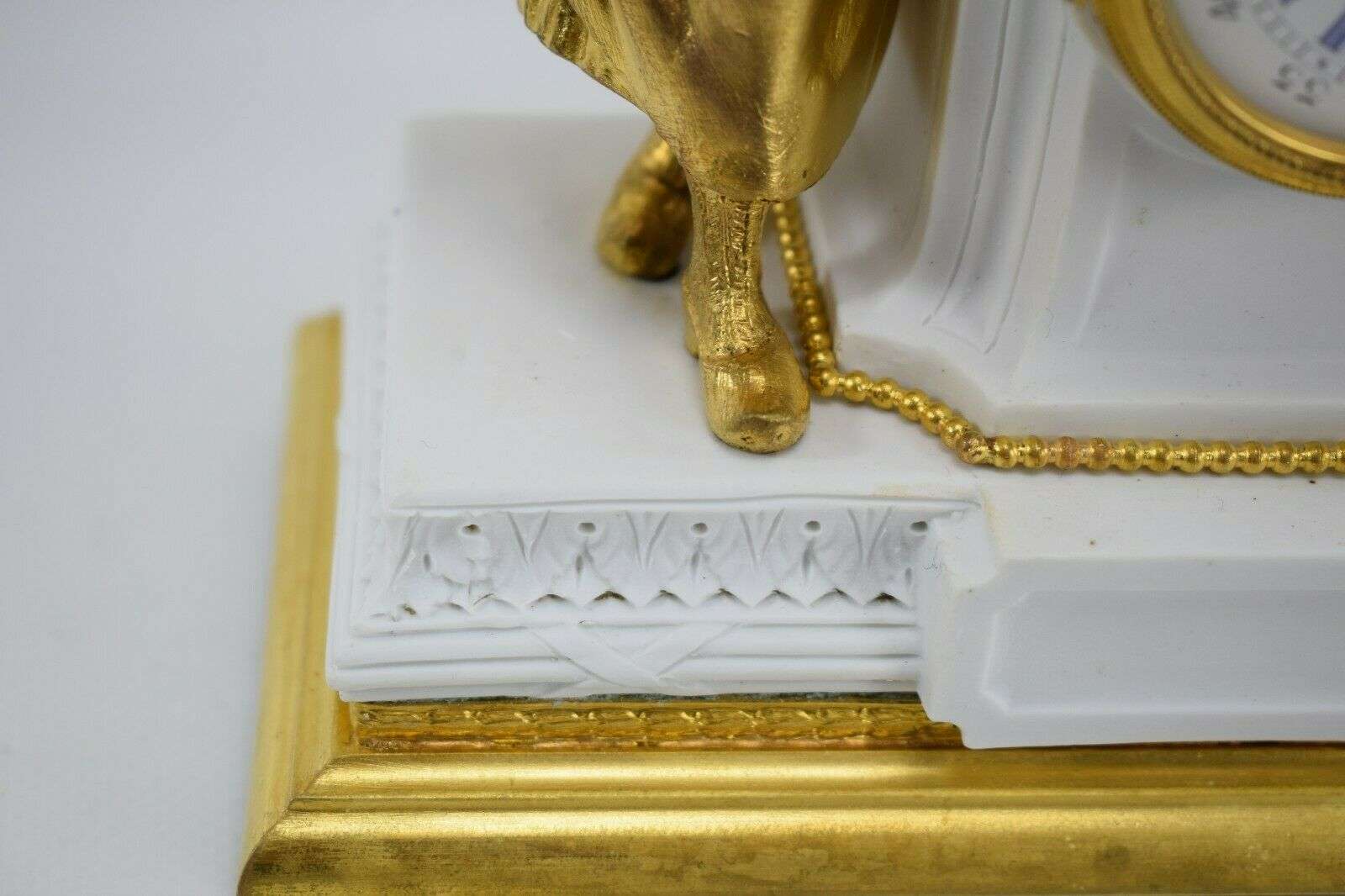 Französische Porzellan Pendule, vergoldete Bronzen Kaminuhr Tischuhr um 1890 – Detail