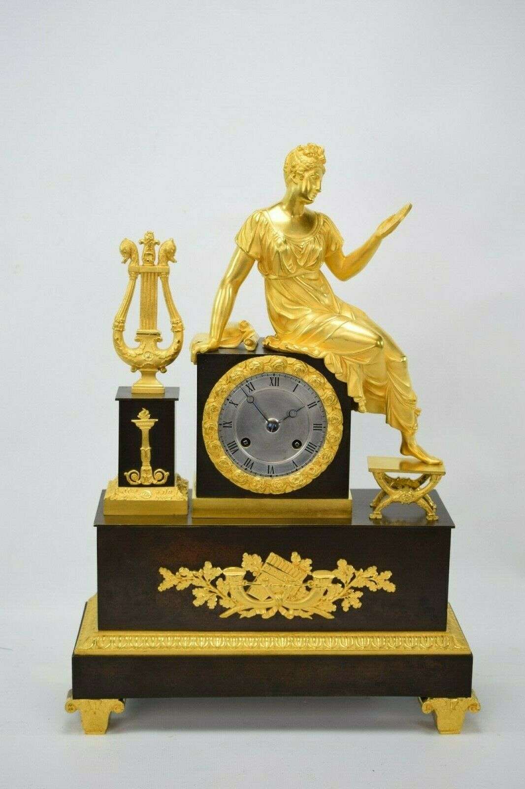 Feuervergoldete Empire Bronze Pendule Kaminuhr Honoré Pons Pickard um 1825 – Vorderansicht