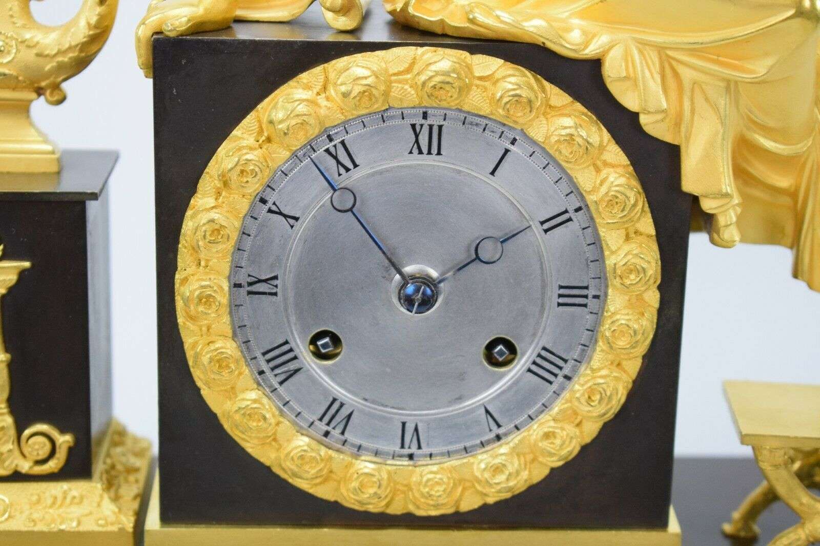 Feuervergoldete Empire Bronze Pendule Kaminuhr Honoré Pons Pickard um 1825 – Detail