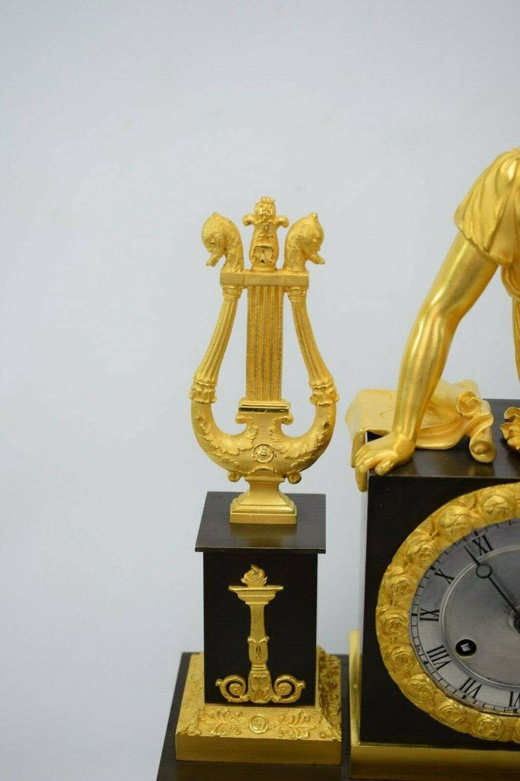 Feuervergoldete Empire Bronze Pendule Kaminuhr Honoré Pons Pickard um 1825 – Detail