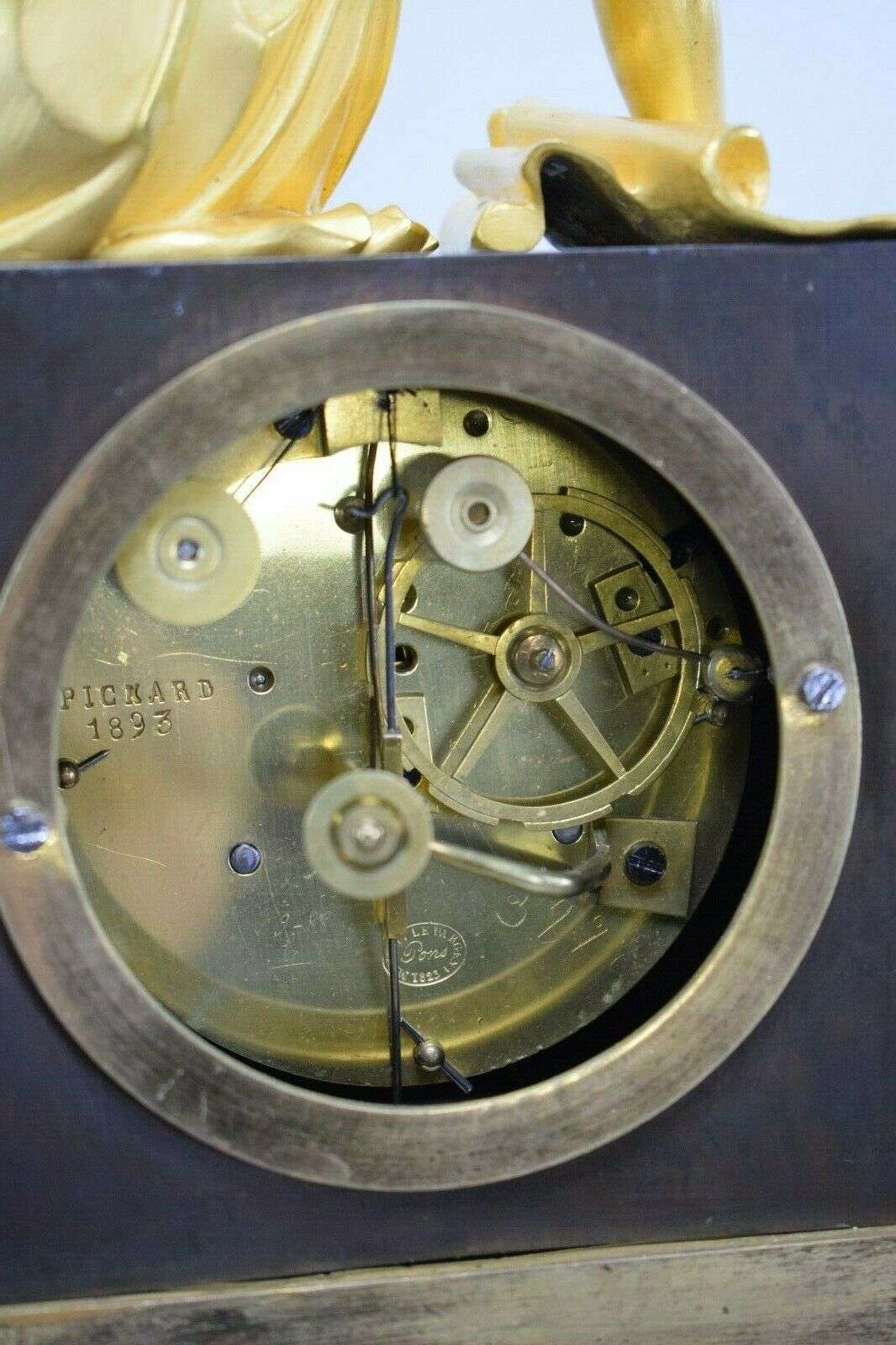 Feuervergoldete Empire Bronze Pendule Kaminuhr Honoré Pons Pickard um 1825 – Detail
