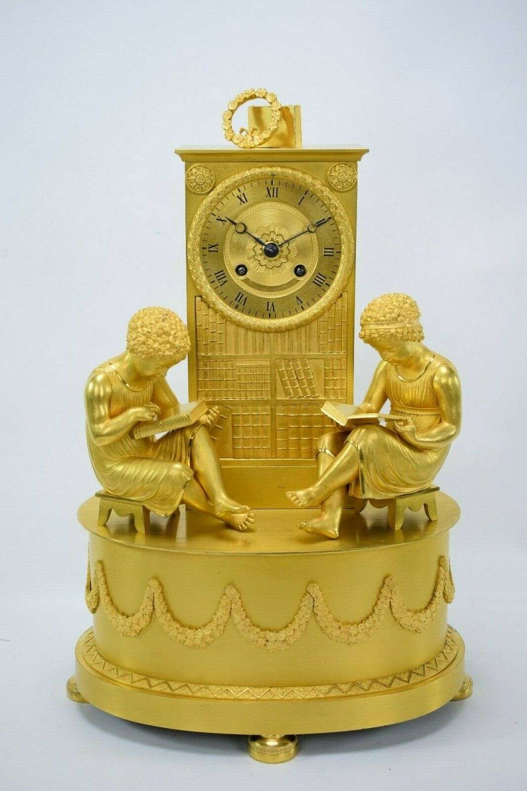Feuervergoldete Empire Bronze Pendule Kaminuhr "2 Lesende" Honoré Pons um 1815 – Vorderansicht