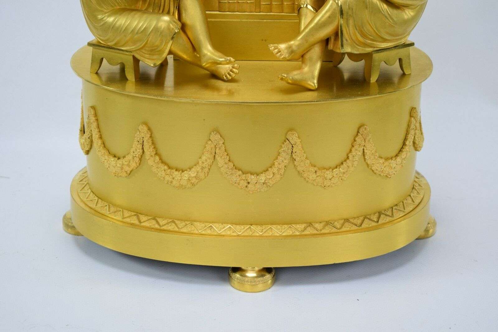 Feuervergoldete Empire Bronze Pendule Kaminuhr "2 Lesende" Honoré Pons um 1815 – Detail