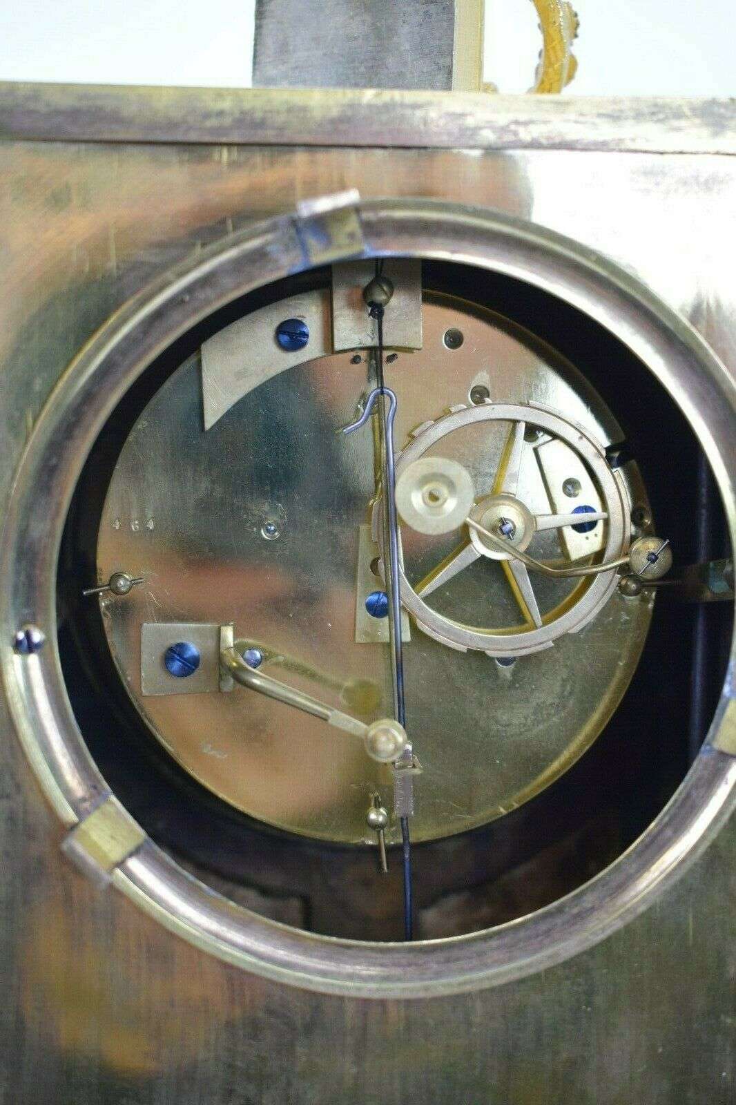 Feuervergoldete Empire Bronze Pendule Kaminuhr "2 Lesende" Honoré Pons um 1815 – Detail