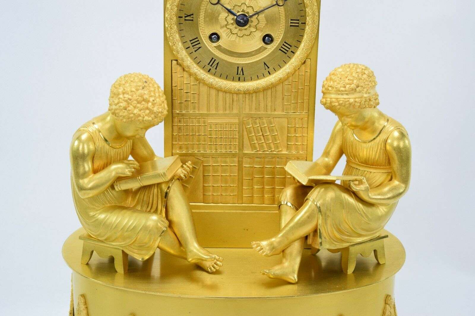 Feuervergoldete Empire Bronze Pendule Kaminuhr "2 Lesende" Honoré Pons um 1815 – Detail