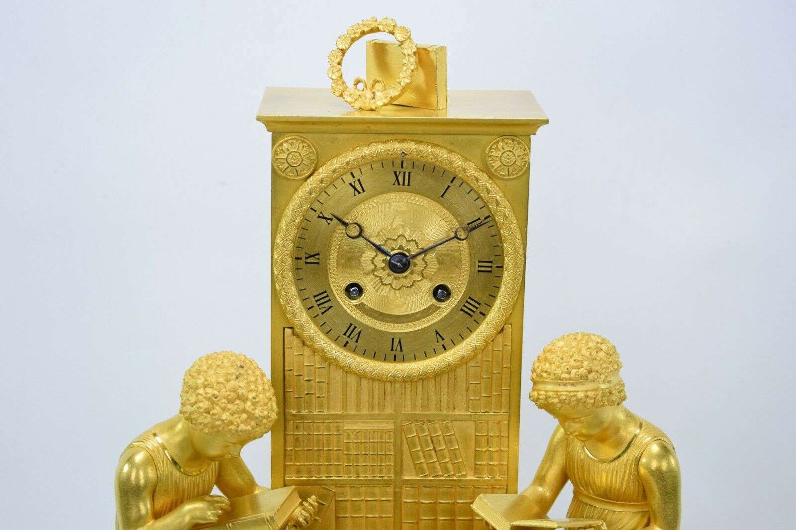 Feuervergoldete Empire Bronze Pendule Kaminuhr "2 Lesende" Honoré Pons um 1815 – Detail
