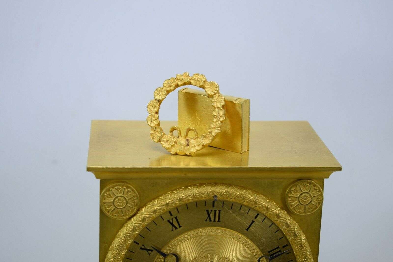 Feuervergoldete Empire Bronze Pendule Kaminuhr "2 Lesende" Honoré Pons um 1815 – Detail