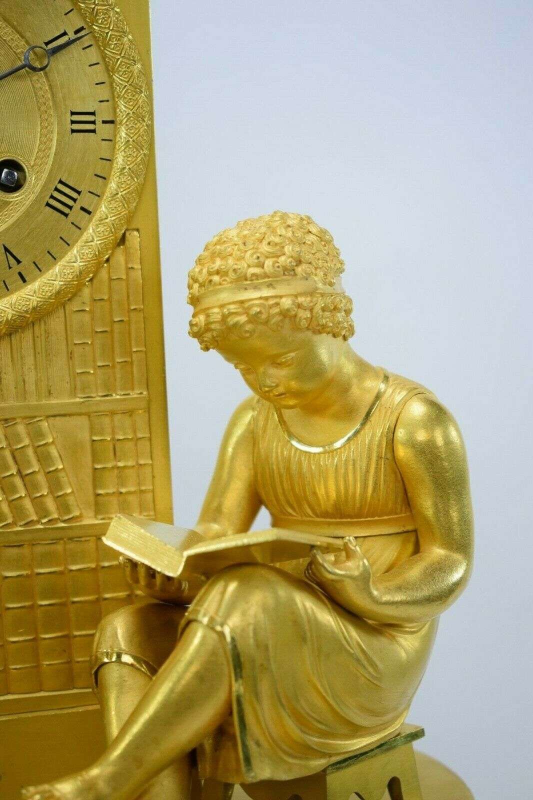 Feuervergoldete Empire Bronze Pendule Kaminuhr "2 Lesende" Honoré Pons um 1815 – Detail