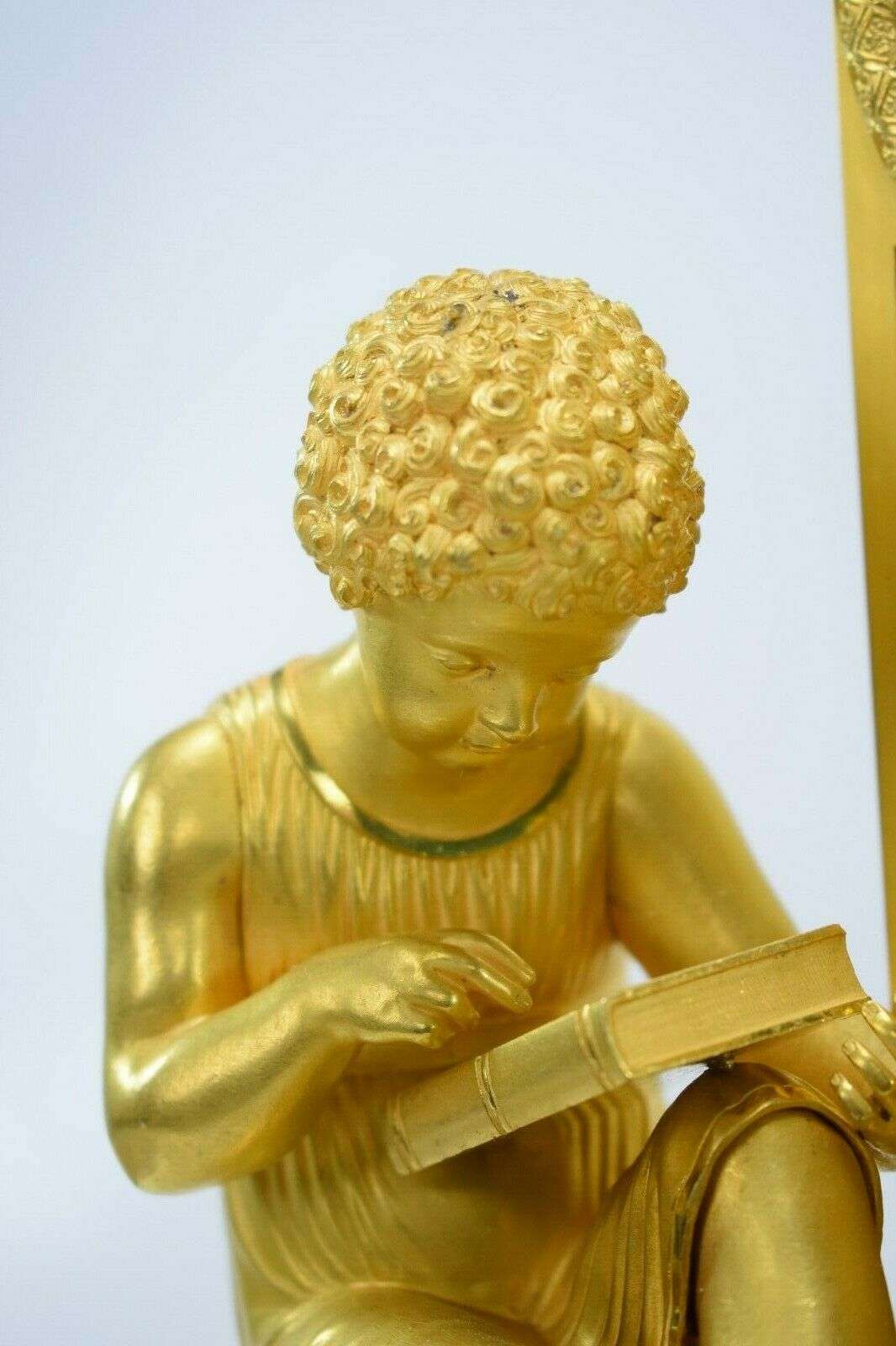Feuervergoldete Empire Bronze Pendule Kaminuhr "2 Lesende" Honoré Pons um 1815 – Detail
