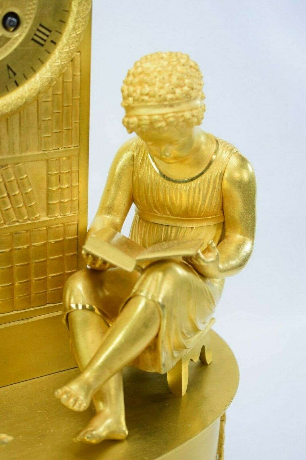 Feuervergoldete Empire Bronze Pendule Kaminuhr "2 Lesende" Honoré Pons um 1815 – Detail