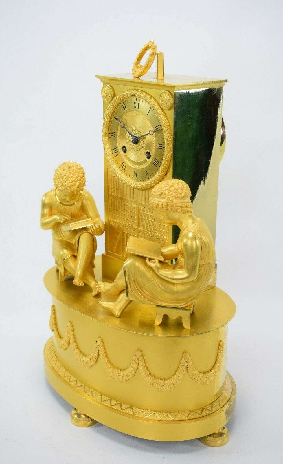 Feuervergoldete Empire Bronze Pendule Kaminuhr "2 Lesende" Honoré Pons um 1815 – Detail