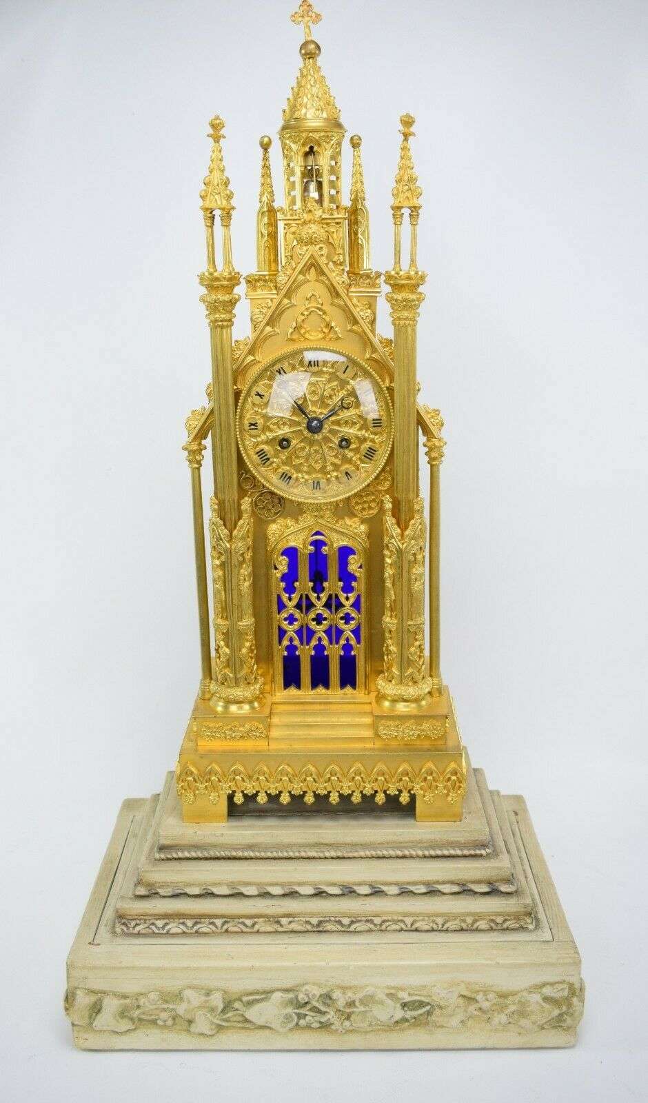 Seltene Bronze Pendule Kaminuhr Gotik Kathedrale mit Automat um 1830 – Vorderansicht