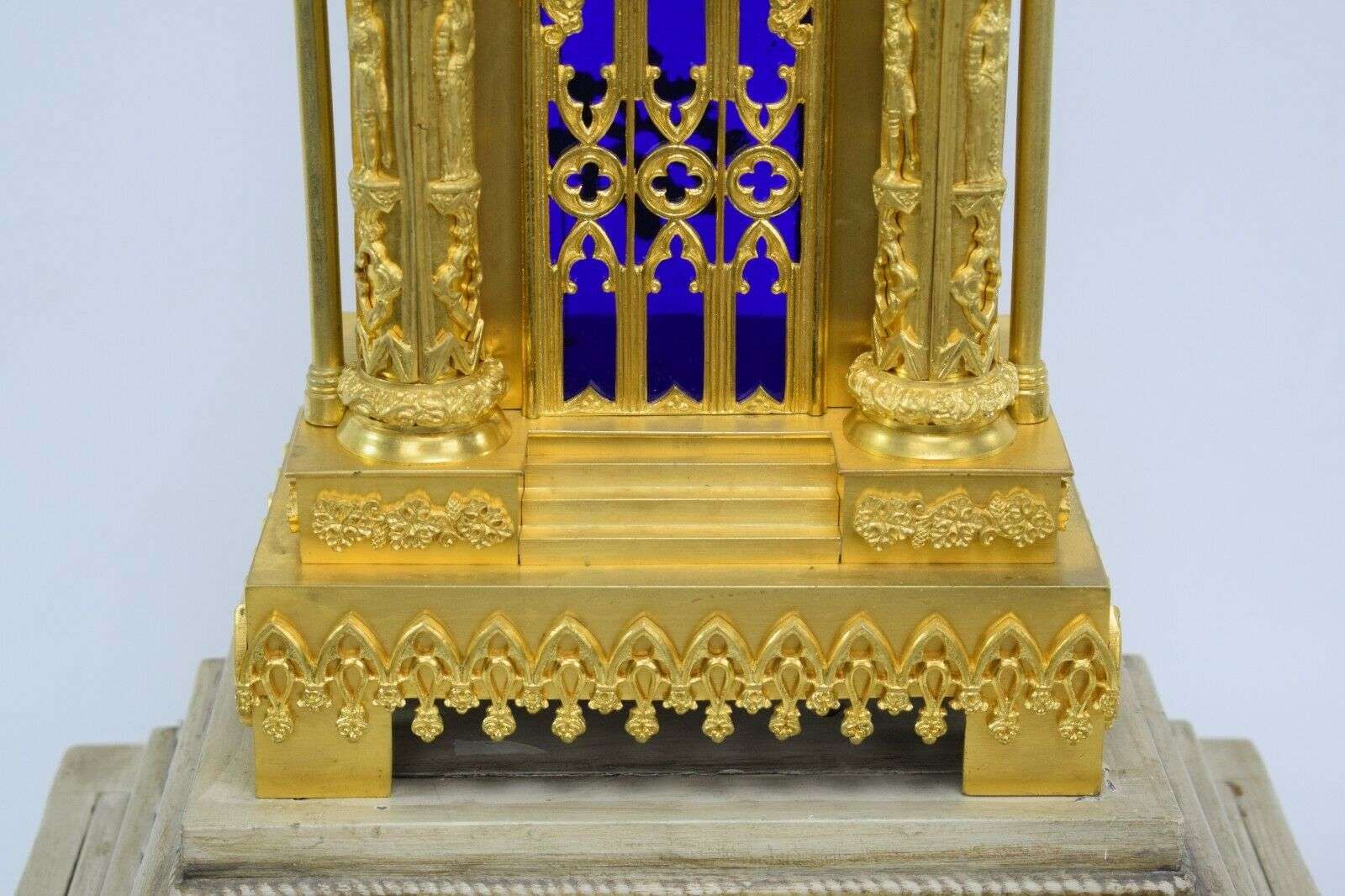 Seltene Bronze Pendule Kaminuhr Gotik Kathedrale mit Automat um 1830 – Detail