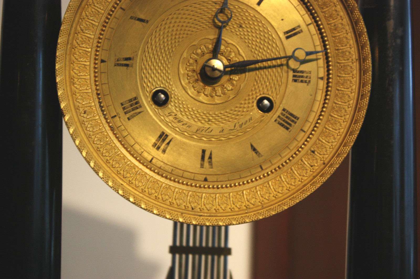 Französische Empire Portaluhr Gayon Fils a Lyon um 1820 aus schwarzen Marmor – Zifferblatt