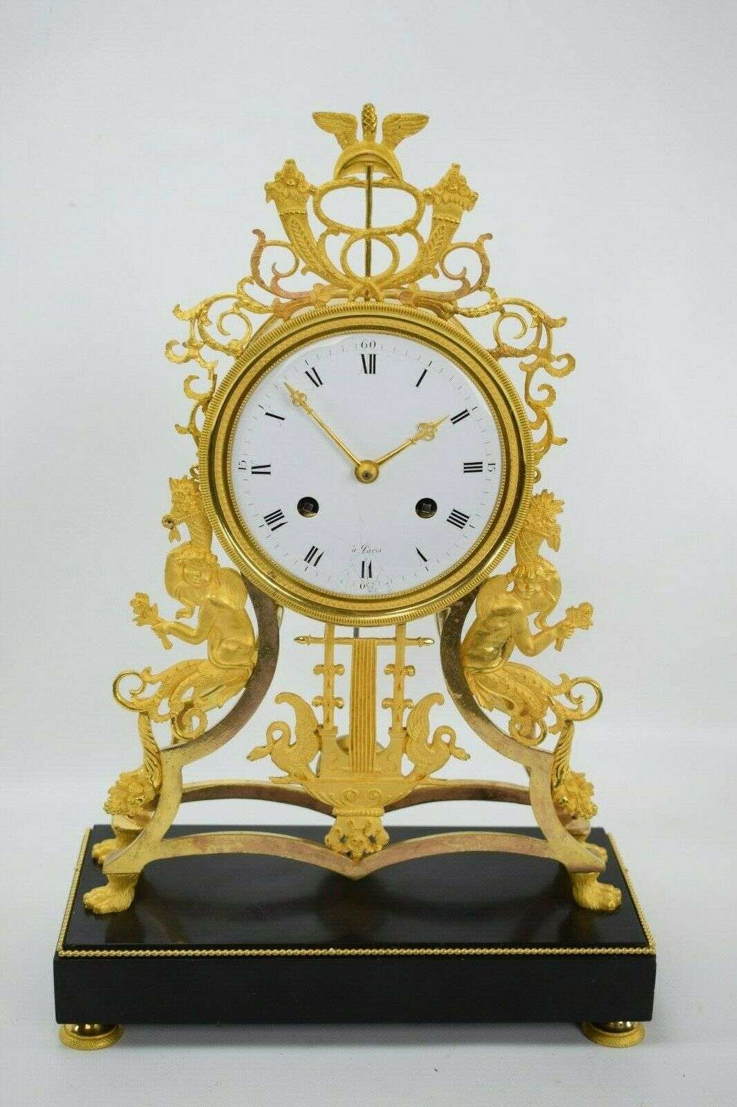Feuervergoldete Directoire Bronze Pendule Kaminuhr Paris um 1795 – Vorderansicht