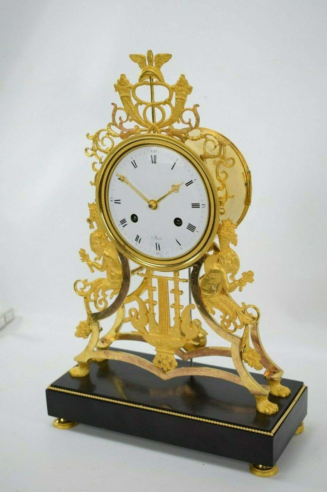 Feuervergoldete Directoire Bronze Pendule Kaminuhr Paris um 1795 – Detail