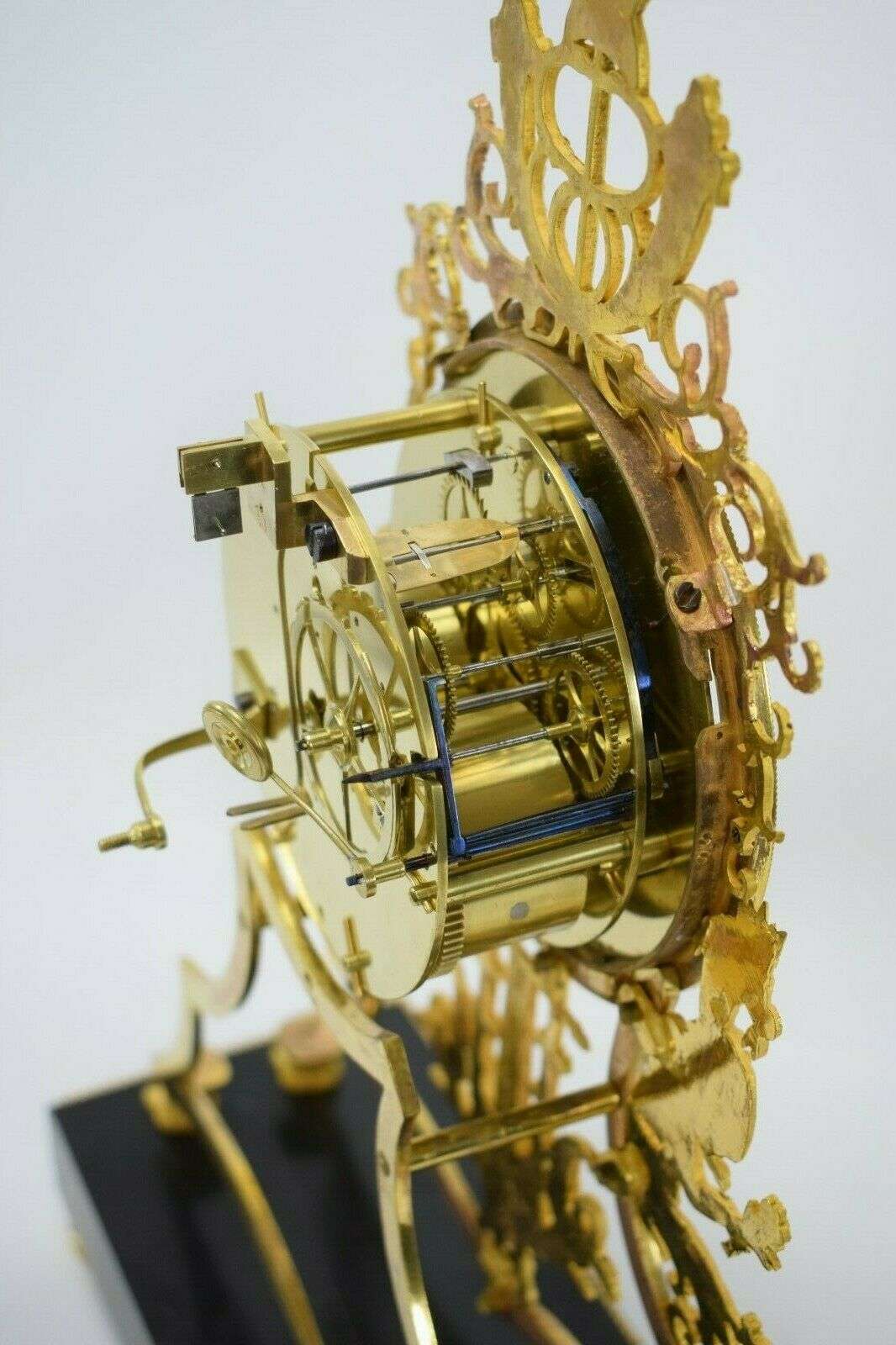 Feuervergoldete Directoire Bronze Pendule Kaminuhr Paris um 1795 – Detail