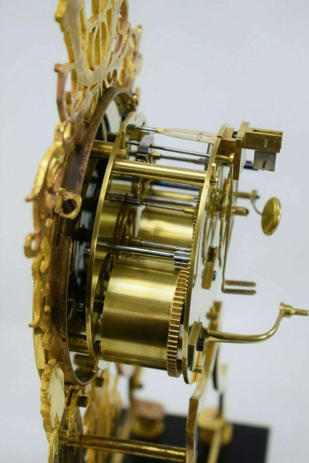 Feuervergoldete Directoire Bronze Pendule Kaminuhr Paris um 1795 – Detail