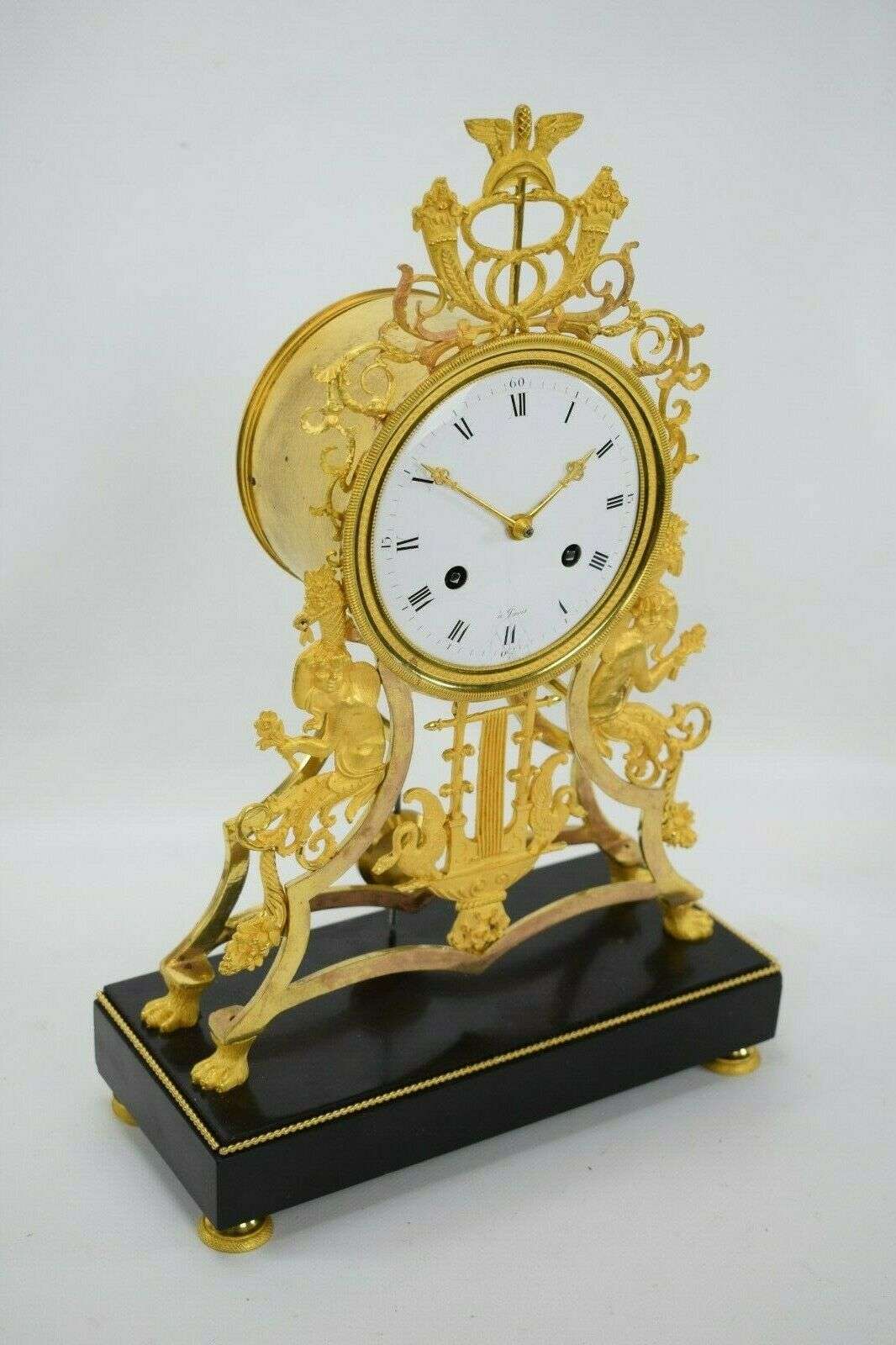 Feuervergoldete Directoire Bronze Pendule Kaminuhr Paris um 1795 – Detail