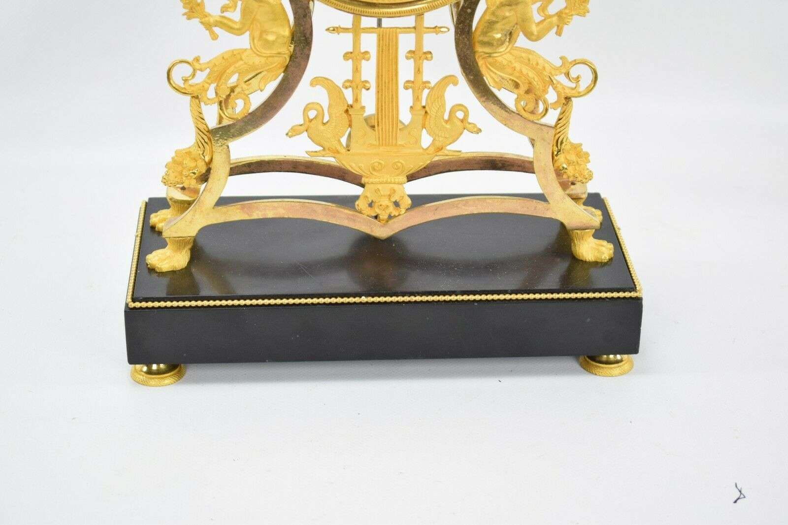 Feuervergoldete Directoire Bronze Pendule Kaminuhr Paris um 1795 – Detail