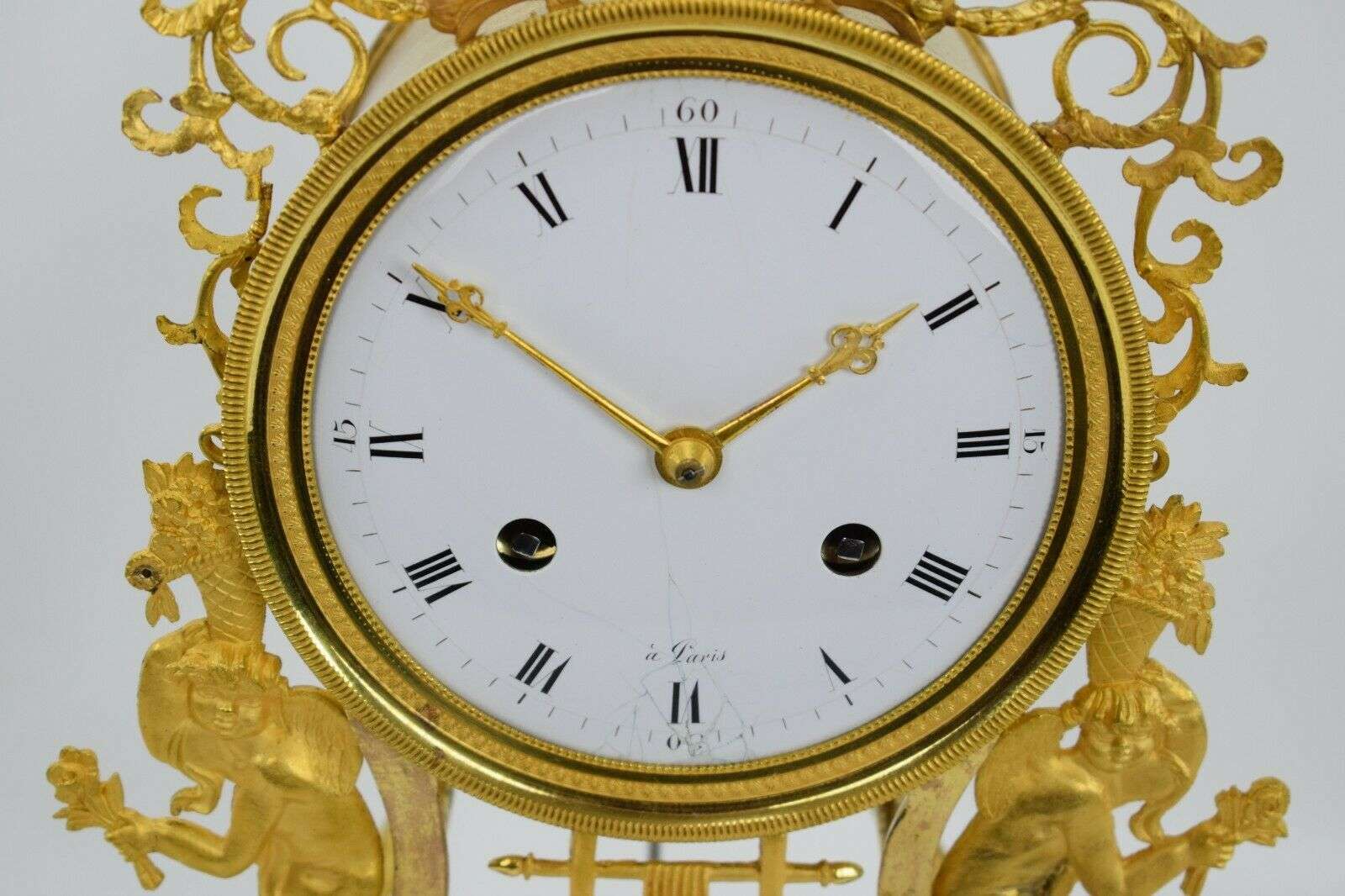 Feuervergoldete Directoire Bronze Pendule Kaminuhr Paris um 1795 – Detail