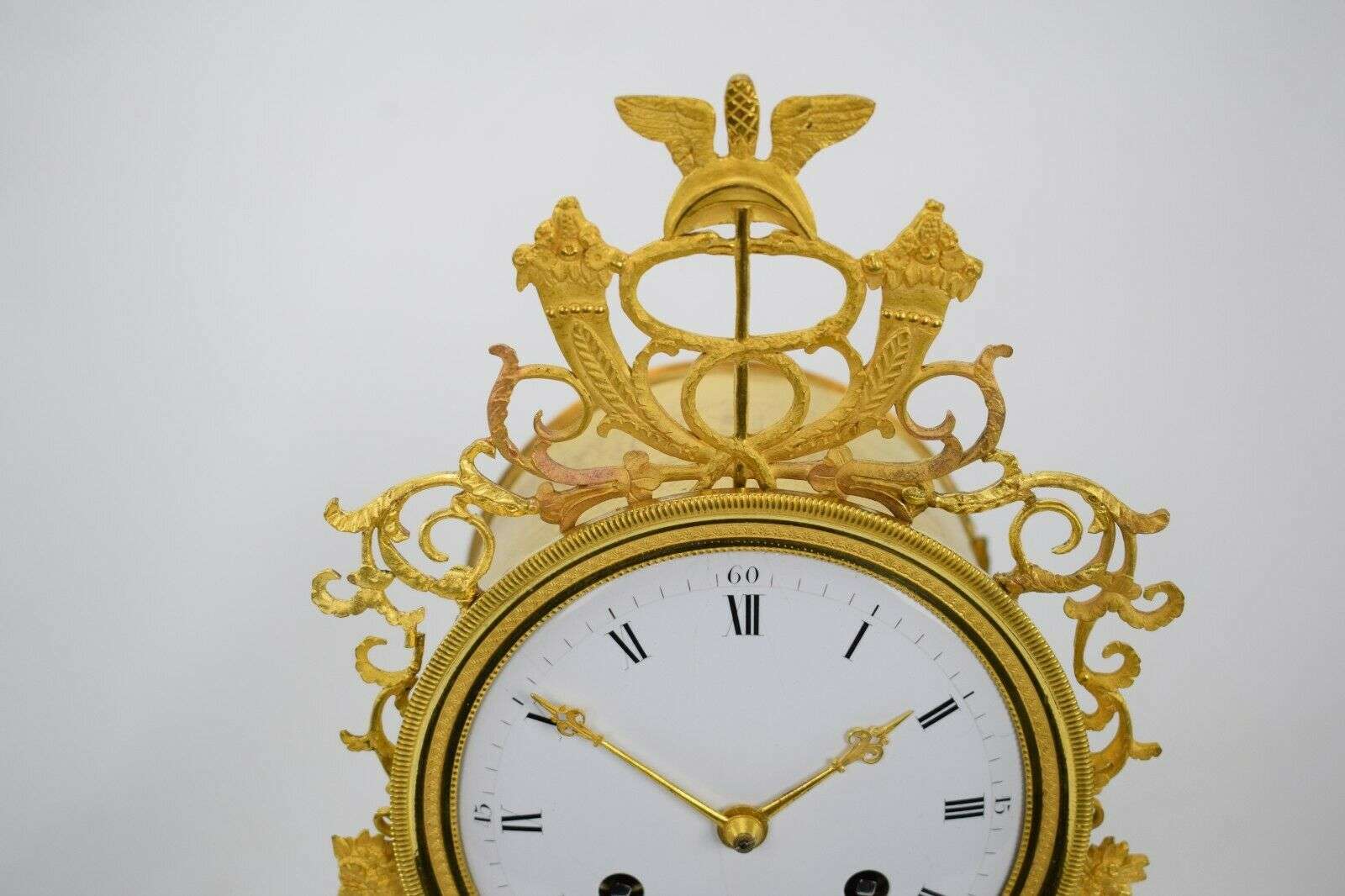Feuervergoldete Directoire Bronze Pendule Kaminuhr Paris um 1795 – Detail