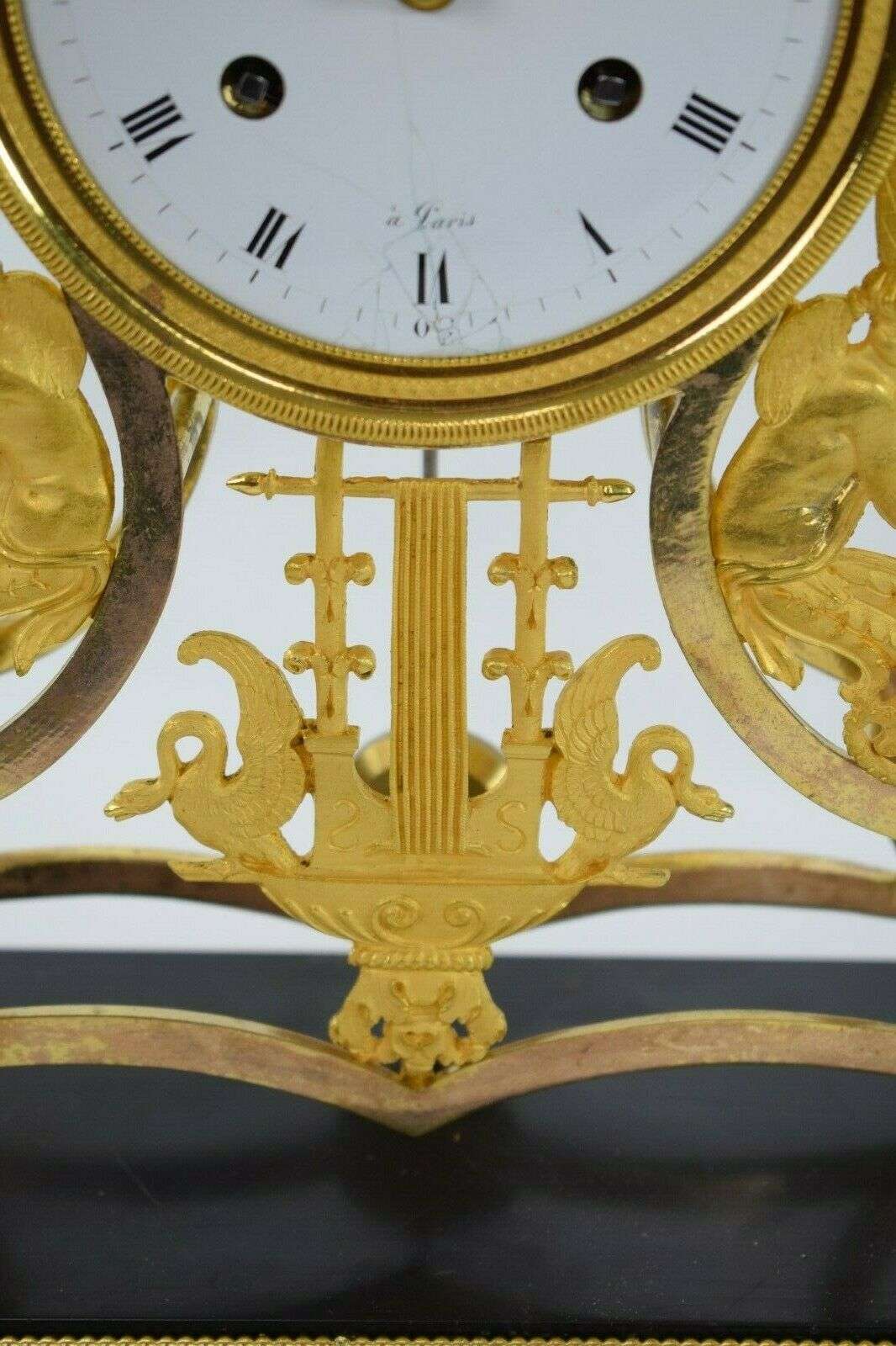 Feuervergoldete Directoire Bronze Pendule Kaminuhr Paris um 1795 – Detail