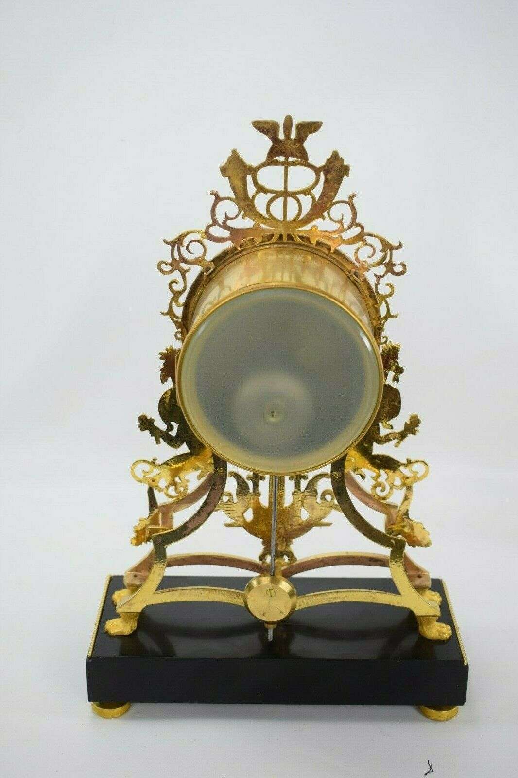 Feuervergoldete Directoire Bronze Pendule Kaminuhr Paris um 1795 – Detail