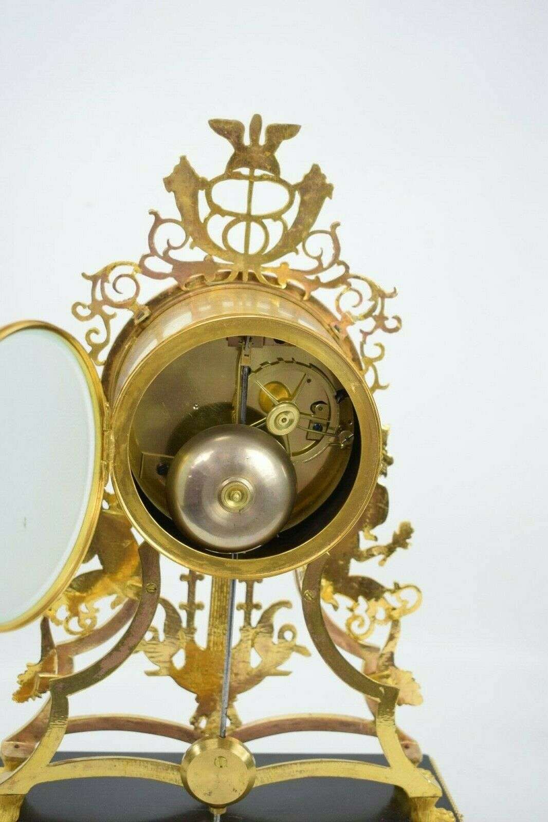 Feuervergoldete Directoire Bronze Pendule Kaminuhr Paris um 1795 – Detail
