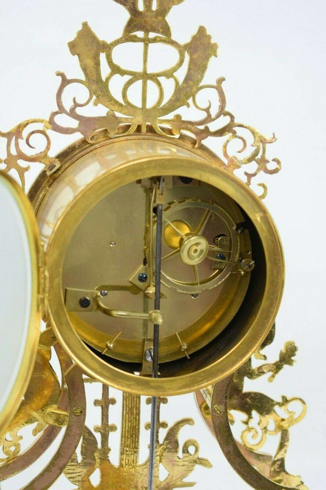 Feuervergoldete Directoire Bronze Pendule Kaminuhr Paris um 1795 – Detail