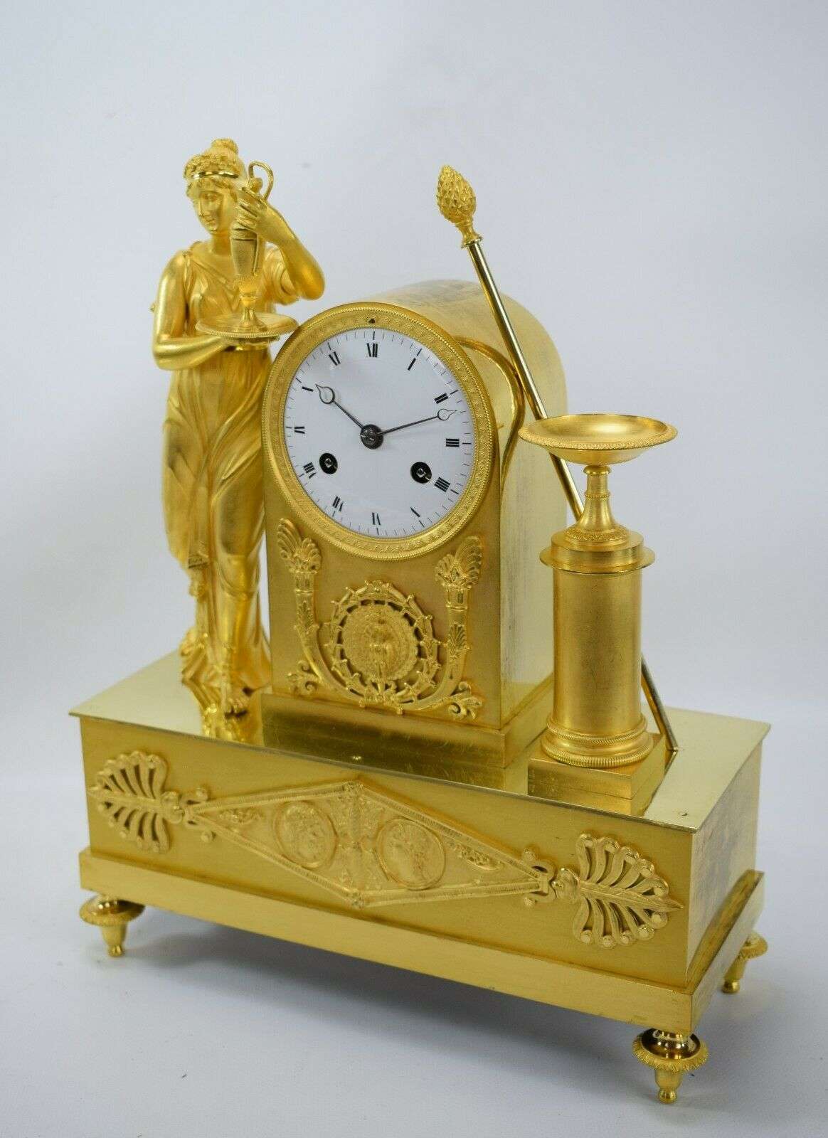 Hochwertige Feuervergoldete Empire Bronze Pendule Kaminuhr Nymphe um 1810 – Detail