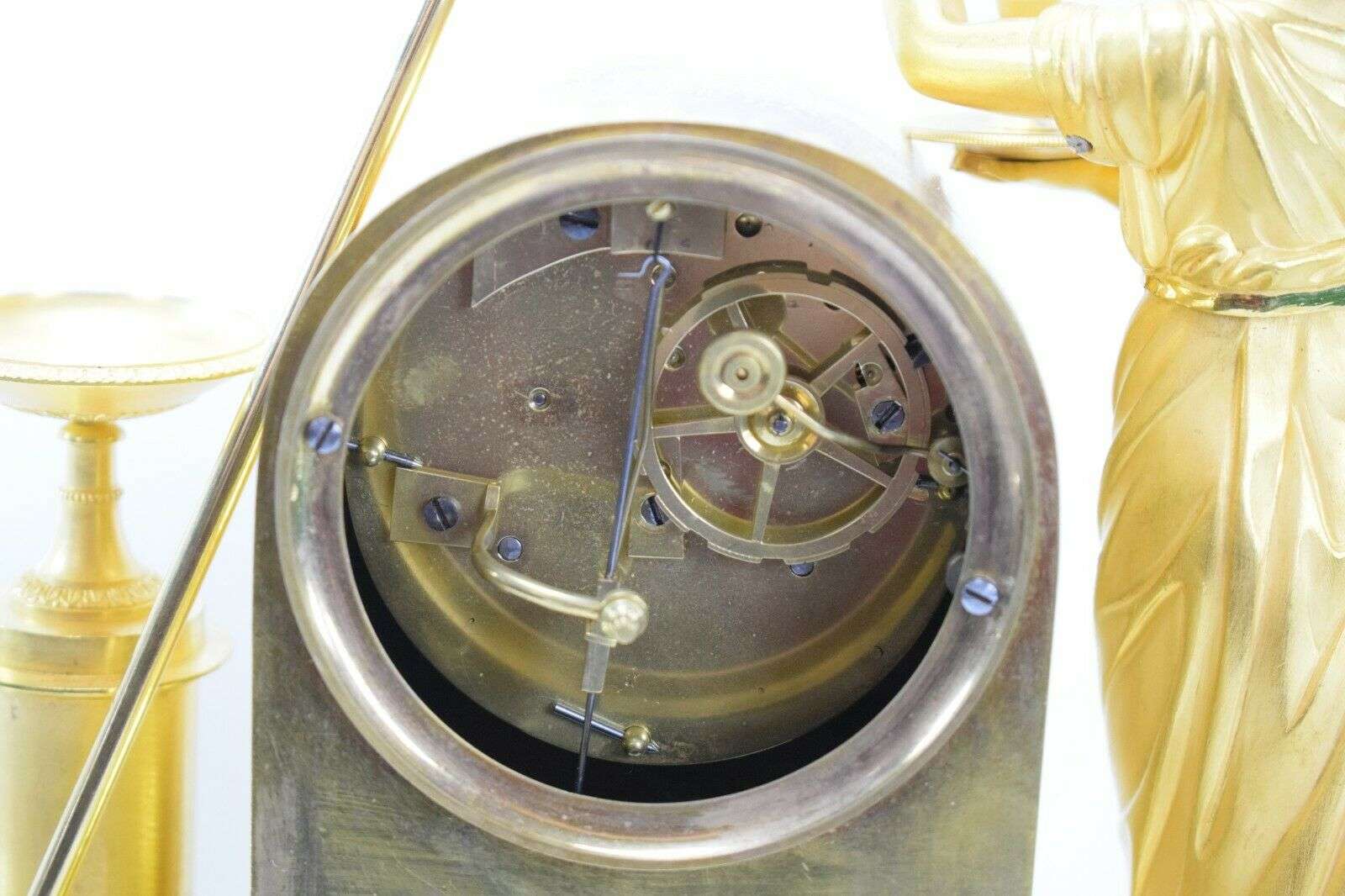 Hochwertige Feuervergoldete Empire Bronze Pendule Kaminuhr Nymphe um 1810 – Detail