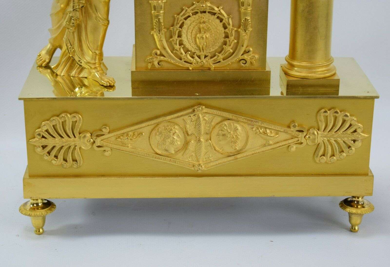 Hochwertige Feuervergoldete Empire Bronze Pendule Kaminuhr Nymphe um 1810 – Detail