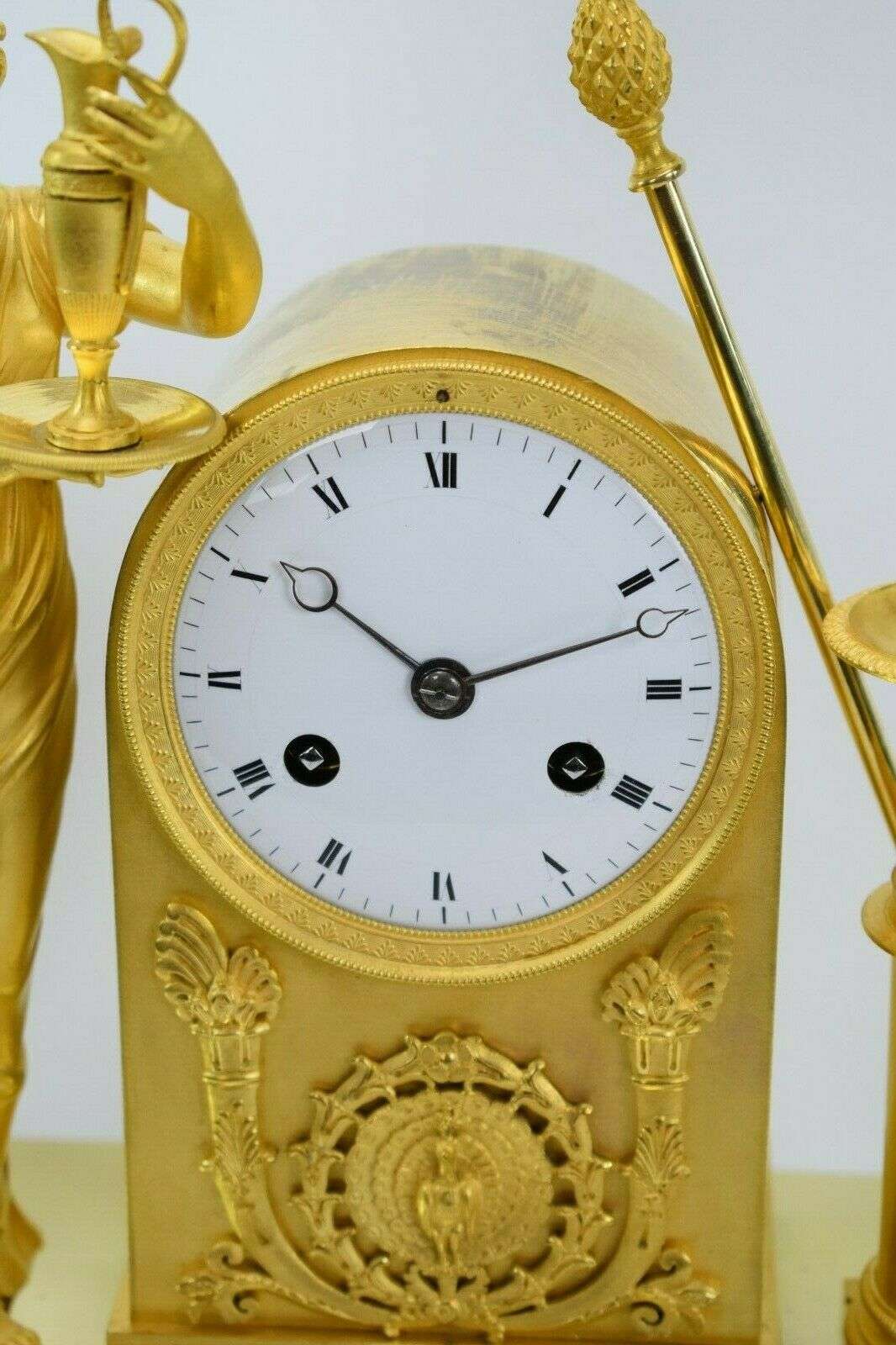 Hochwertige Feuervergoldete Empire Bronze Pendule Kaminuhr Nymphe um 1810 – Detail