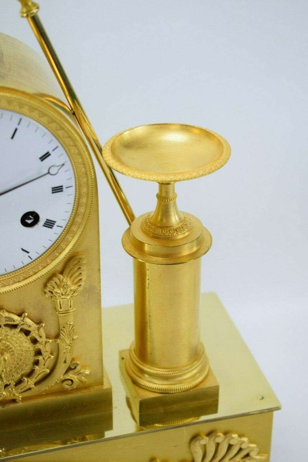 Hochwertige Feuervergoldete Empire Bronze Pendule Kaminuhr Nymphe um 1810 – Detail