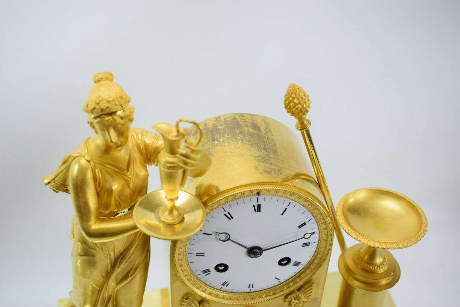 Hochwertige Feuervergoldete Empire Bronze Pendule Kaminuhr Nymphe um 1810 – Detail