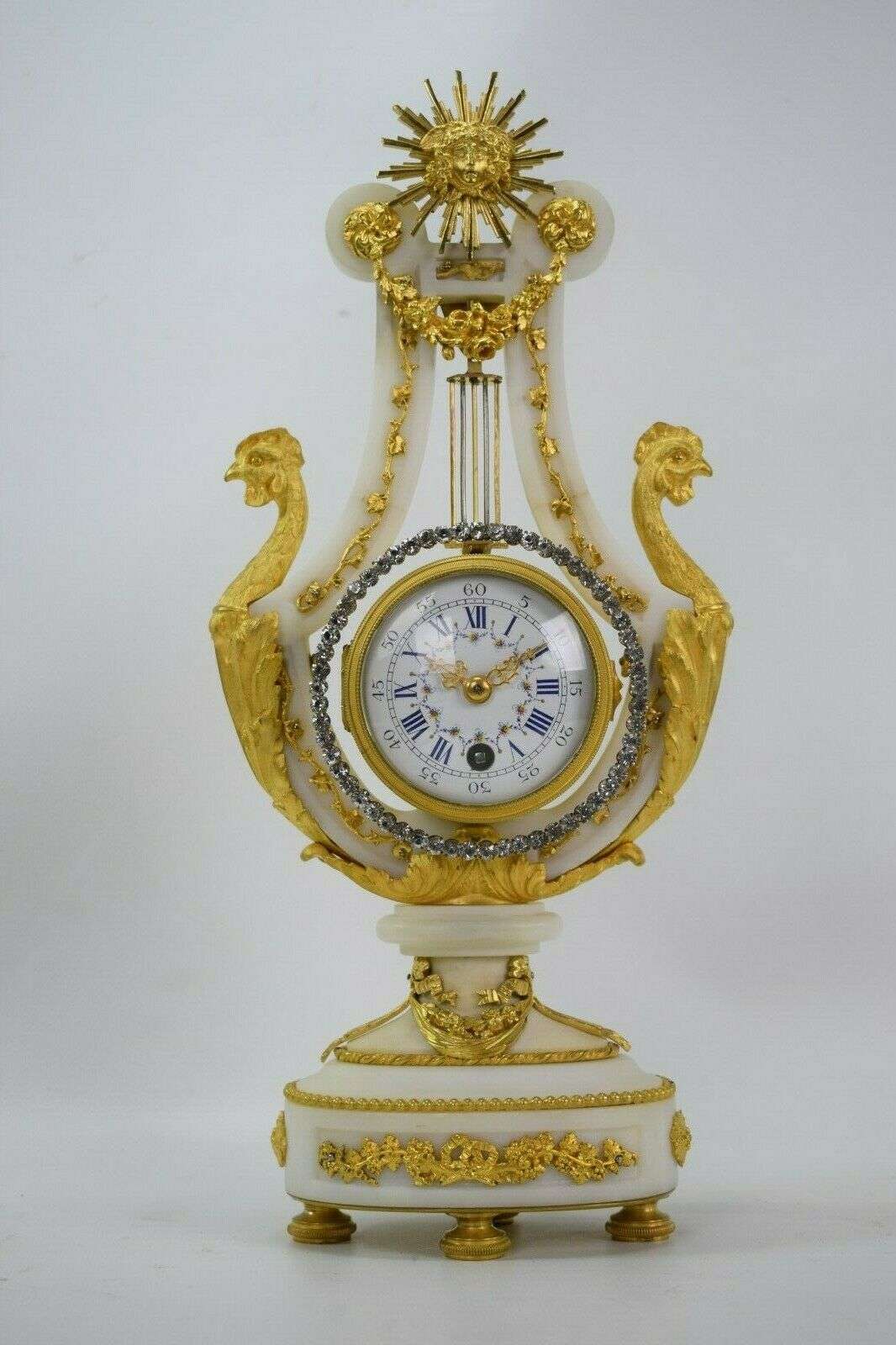 Lyra-Pendule Kaminuhr Tischuhr pendelnde Strasslünette 1890 – Vorderansicht